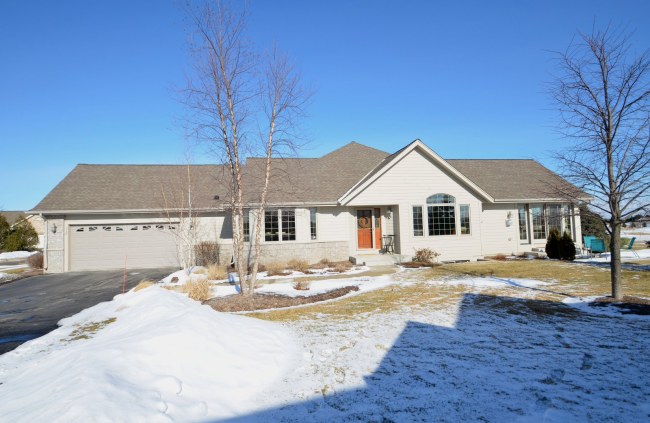 118 Eagles Cove Cir, North Prairie, WI 53153 photo 1
