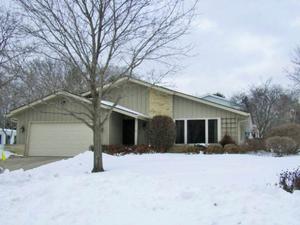5818 W Cascade Dr, Franklin, WI 53132 photo 1