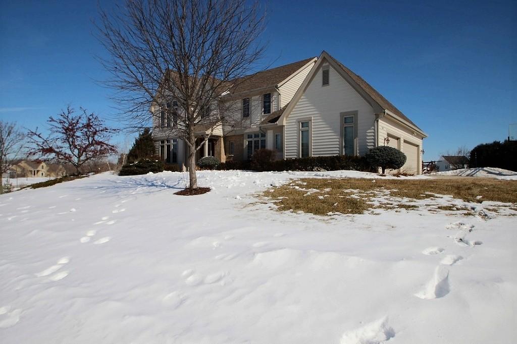 1002 Woods Dr, Hartland, WI 53029 photo 1