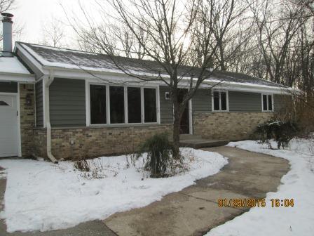 18565 W Evergreen Pl, New Berlin, WI 53146 photo 1