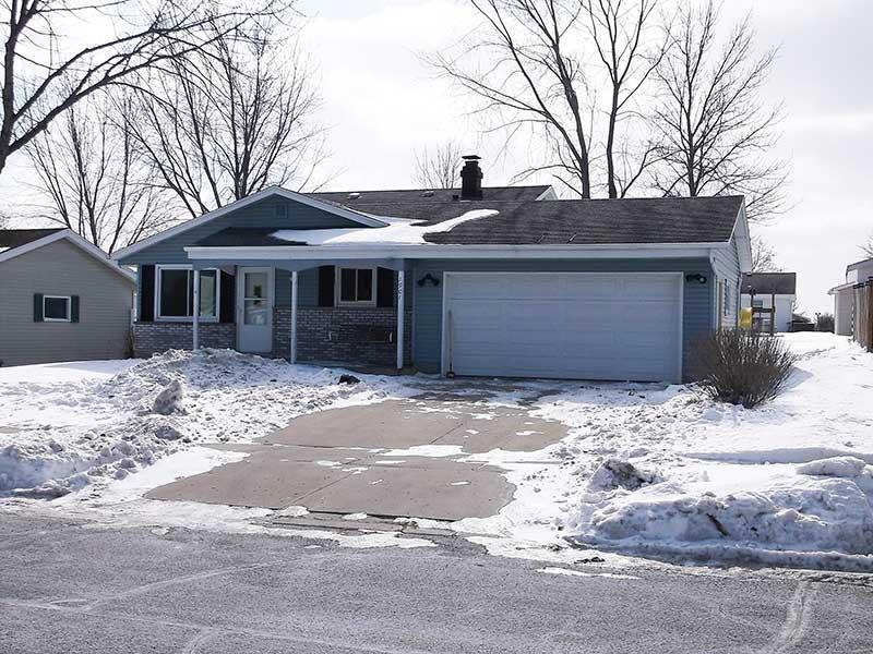 1901 Lenora Dr, West Bend, WI 53090 photo 1