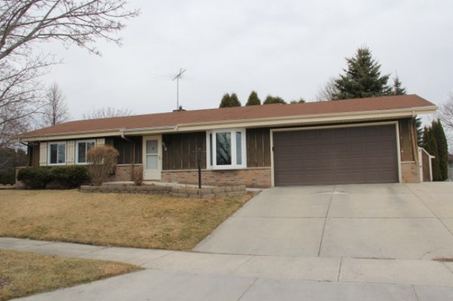 610 Crocus Ct, West Bend, WI 53095 photo 1
