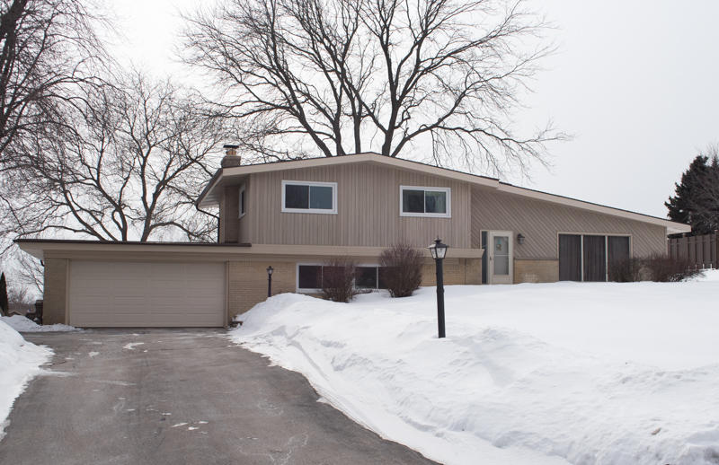 13695 W Nicolet Dr, New Berlin, WI 53151 photo 1