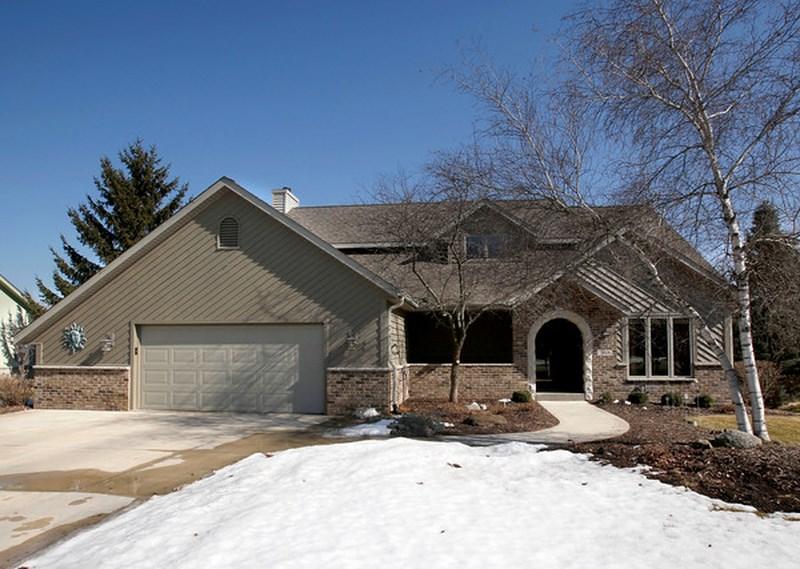 2819 Killarney Ct, West Bend, WI 53095 photo 1