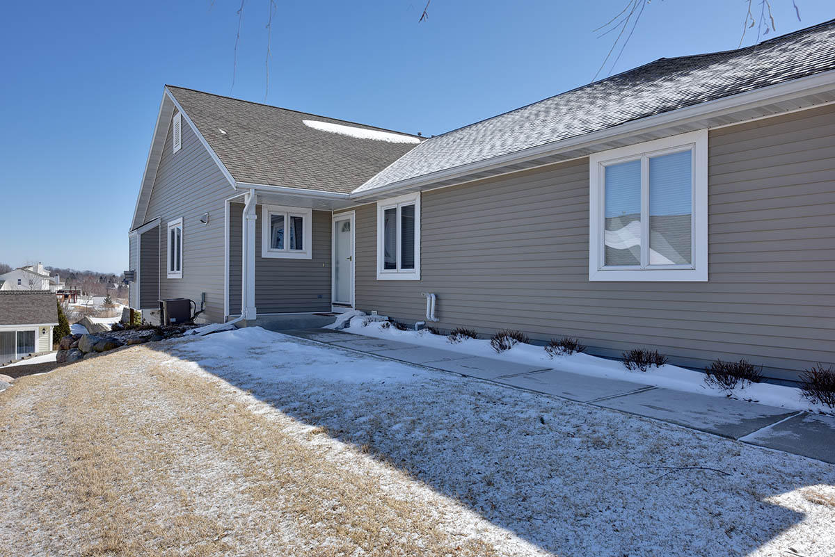 1084 Niagara Ln, Port Washington, WI 53074 photo 1