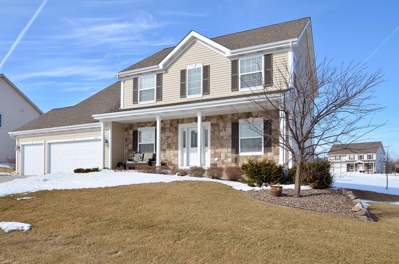 2456 Pawnee Dr, Grafton, WI 53024 photo 1