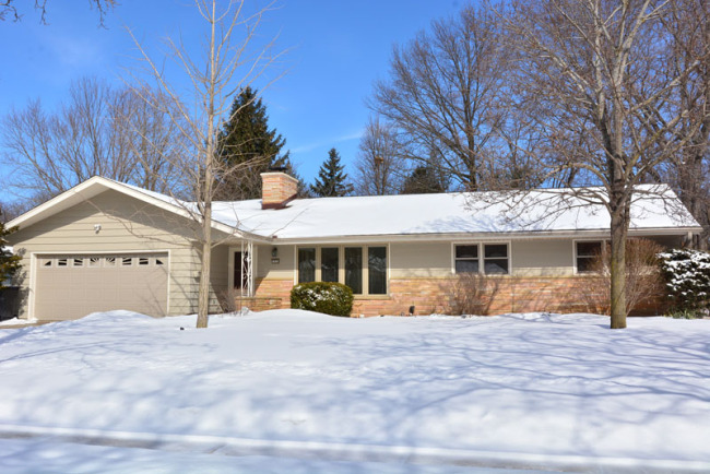 1034 Oxford Rd, Waukesha, WI 53186 photo 1