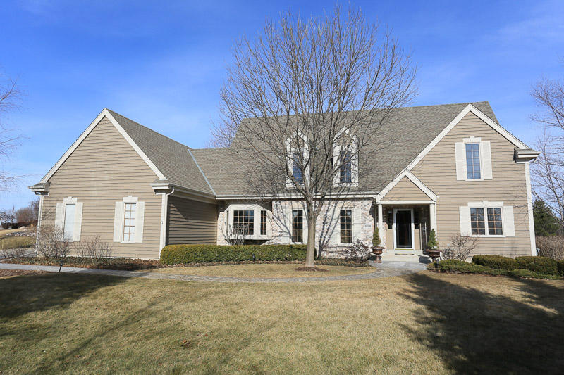 8006 W Knightsbridge Dr, Mequon, WI 53097 photo 1