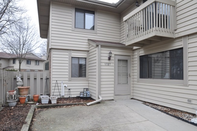 1727 S Carriage Ln, New Berlin, WI 53151 photo 1