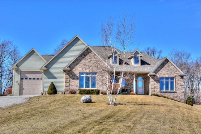 7859 Noah Ln, West Bend, WI 53090 photo 1