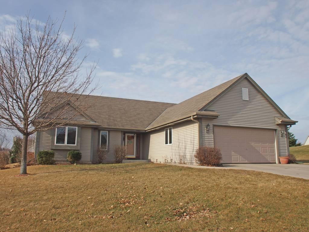 647 Woodland Cir, Waterford, WI 53185 photo 1