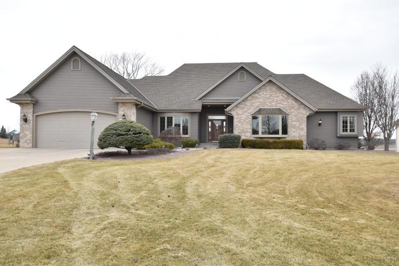 6115 S Karrington Ln, New Berlin, WI 53151 photo 1