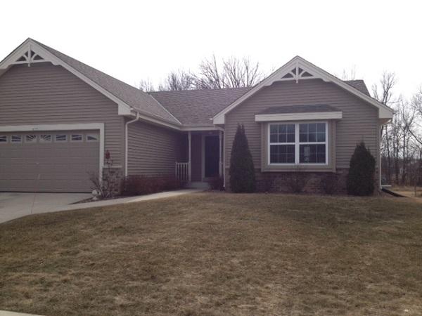 637 Yellowstone Dr, Hartford, WI 53027 photo 1