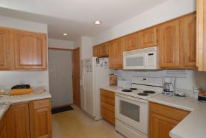 2293 Circle Ridge Rdg #c, Delafield, WI 53018 photo 1