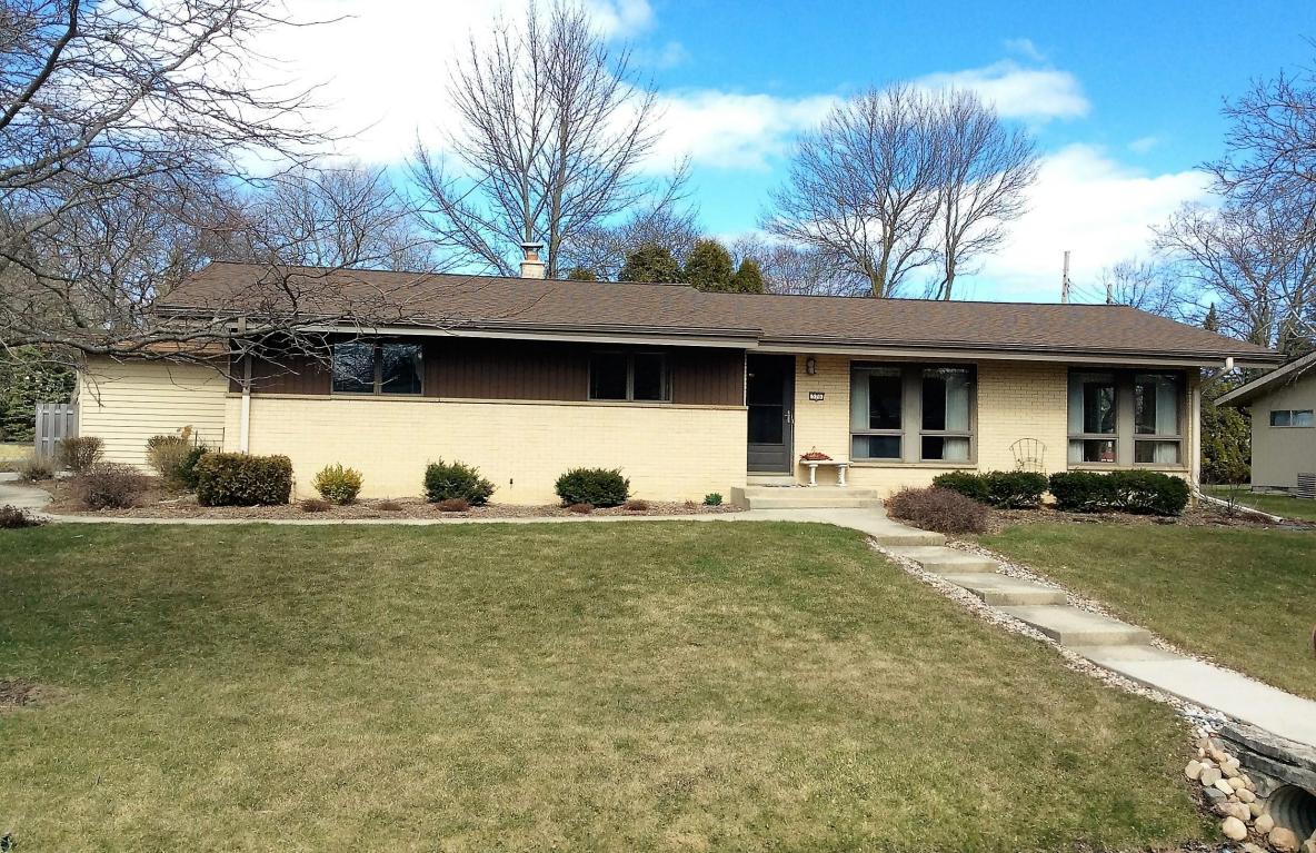 570 E Fox Dale Rd, Fox Point, WI 53217 photo 1