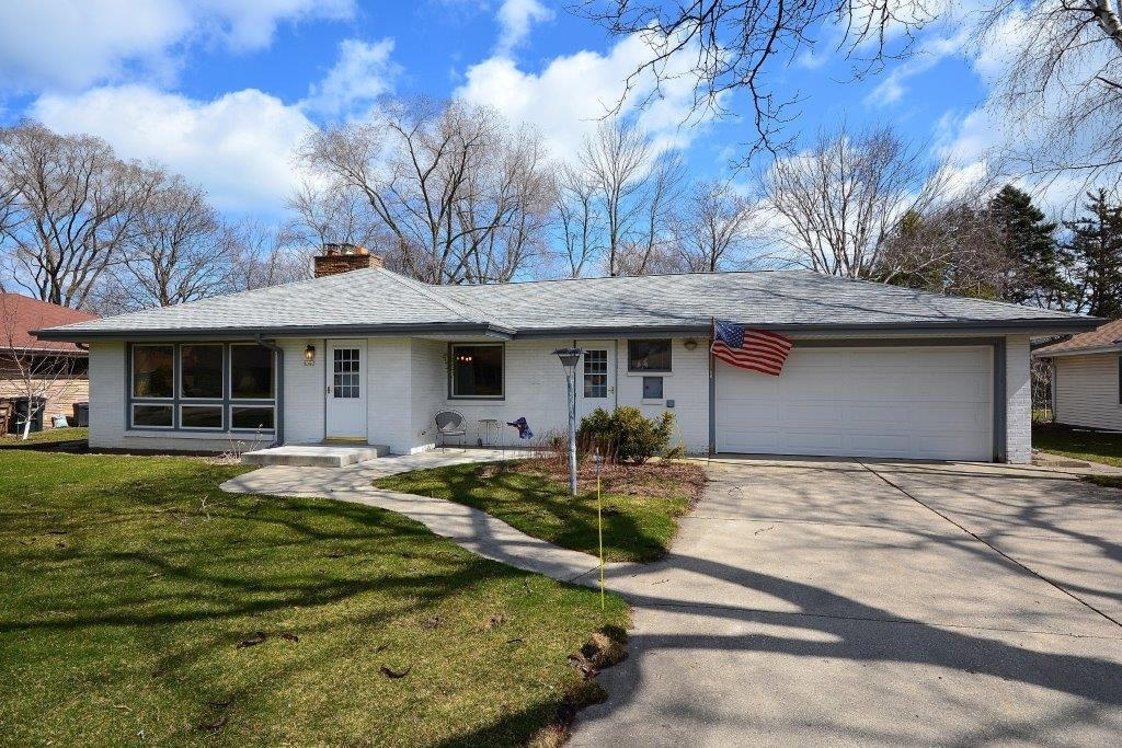8940 N Mohawk Rd, Bayside, WI 53217 photo 1