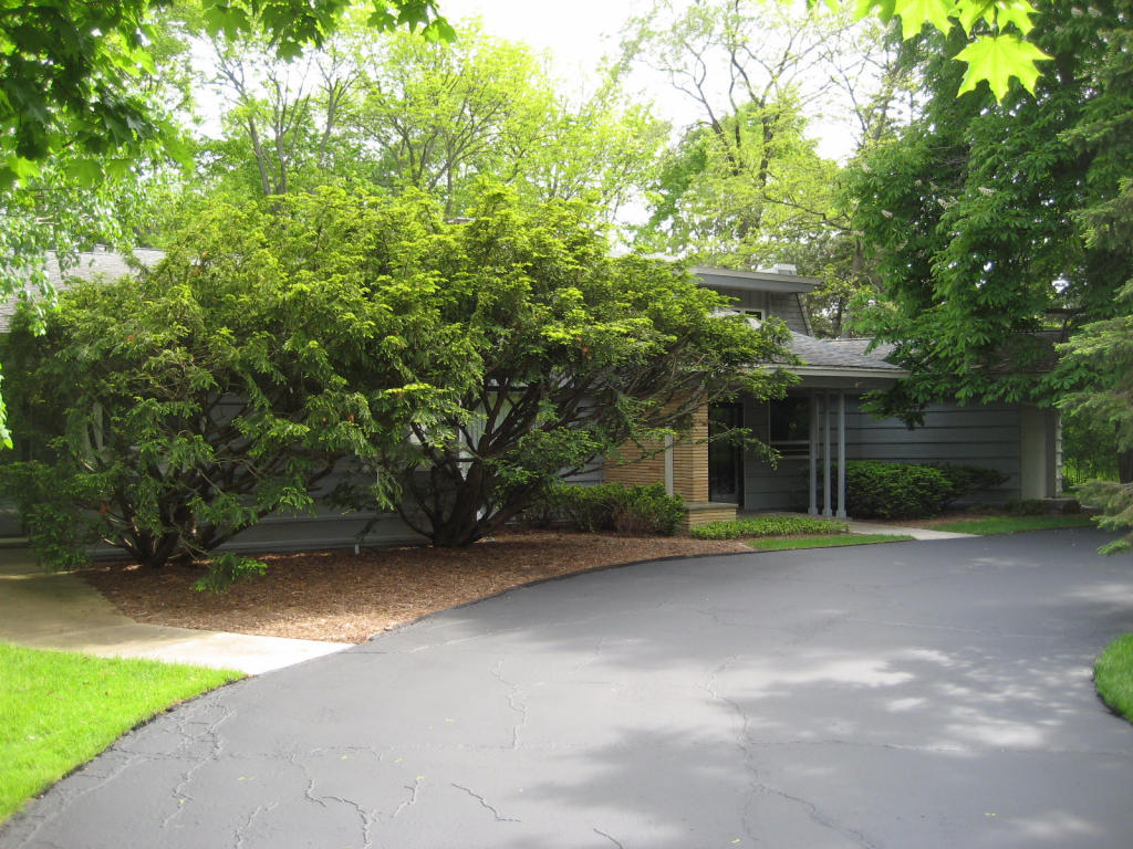 715 E Juniper Ln, Fox Point, WI 53217 photo 1