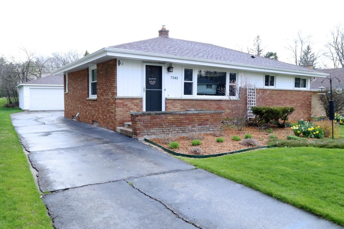 7343 N Mohawk Rd, Fox Point, WI 53217 photo 1