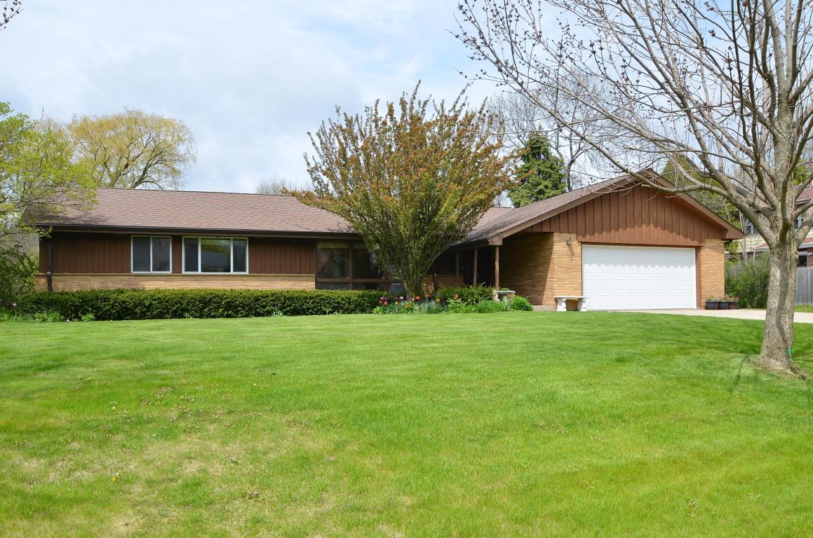 8761 N Seneca Rd, Fox Point, WI 53217 photo 1