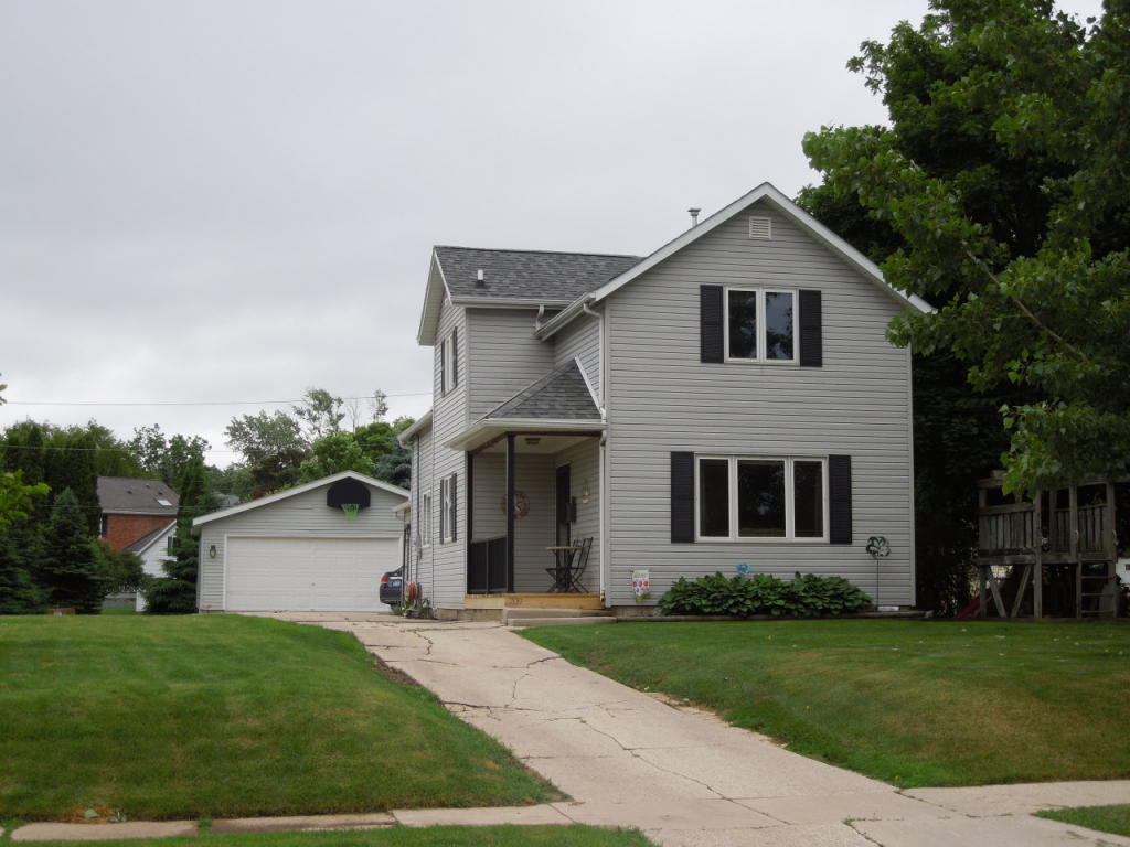 709 Pine St, Sheboygan Falls, WI 53085 MLS 1482323