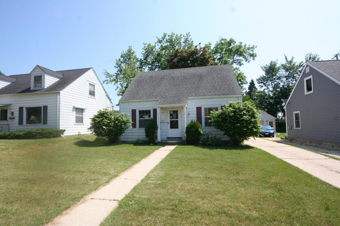 223 Sycamore, West Bend, WI 53095 photo 1