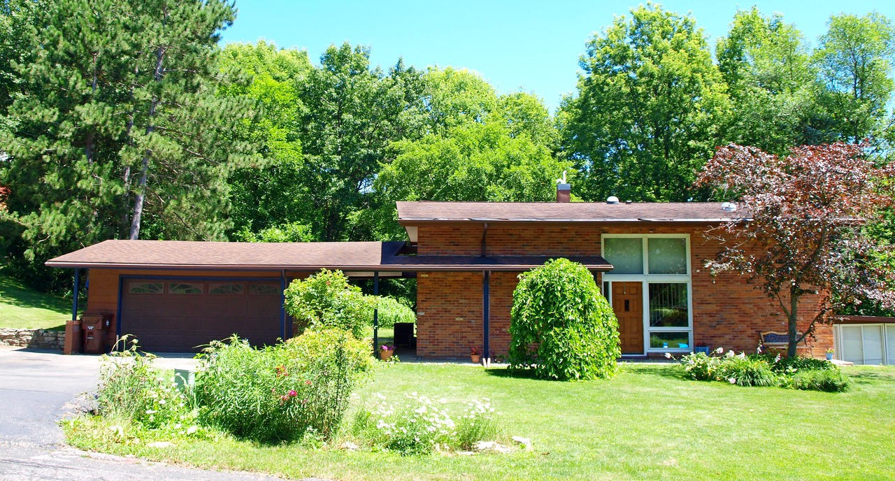 1589 E Young, Onalaska, WI 54650 photo 1