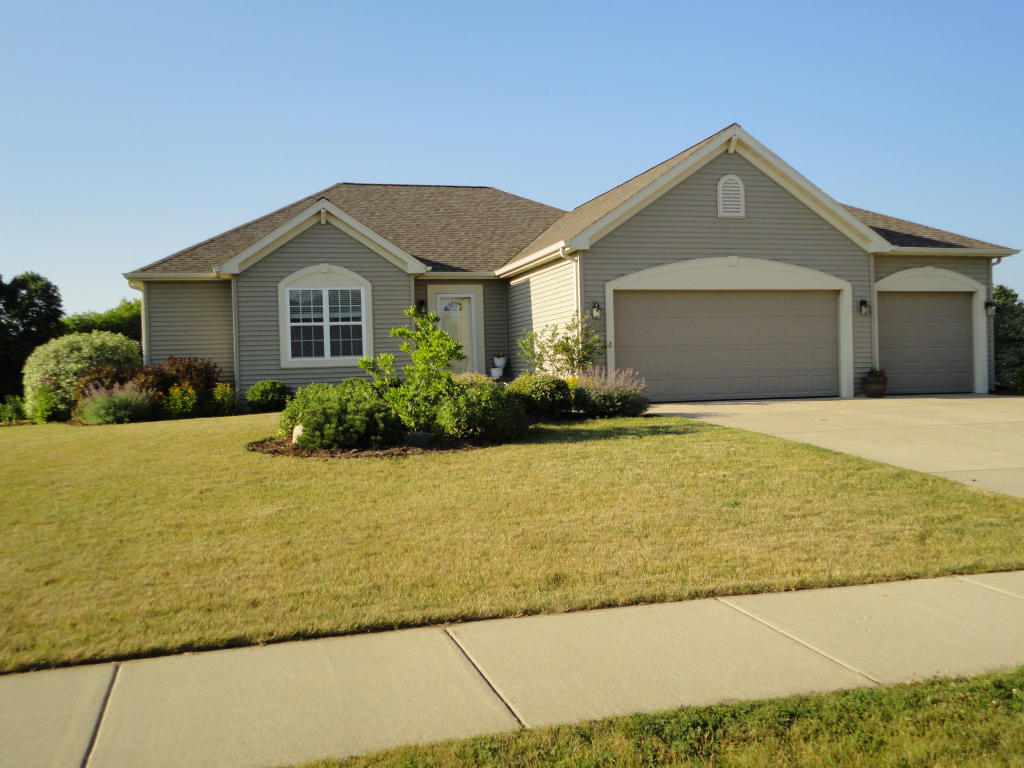 2392 Cedar Crst, Slinger, WI 53086 photo 1