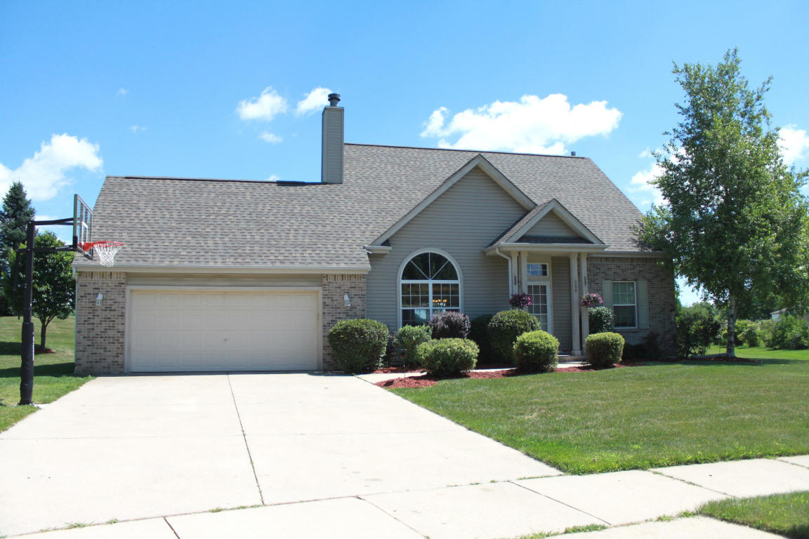 508 Saras Ct, Slinger, WI 53086 photo 1