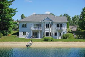 421 E Red Pine Cir, Dousman, WI 53118 photo 1