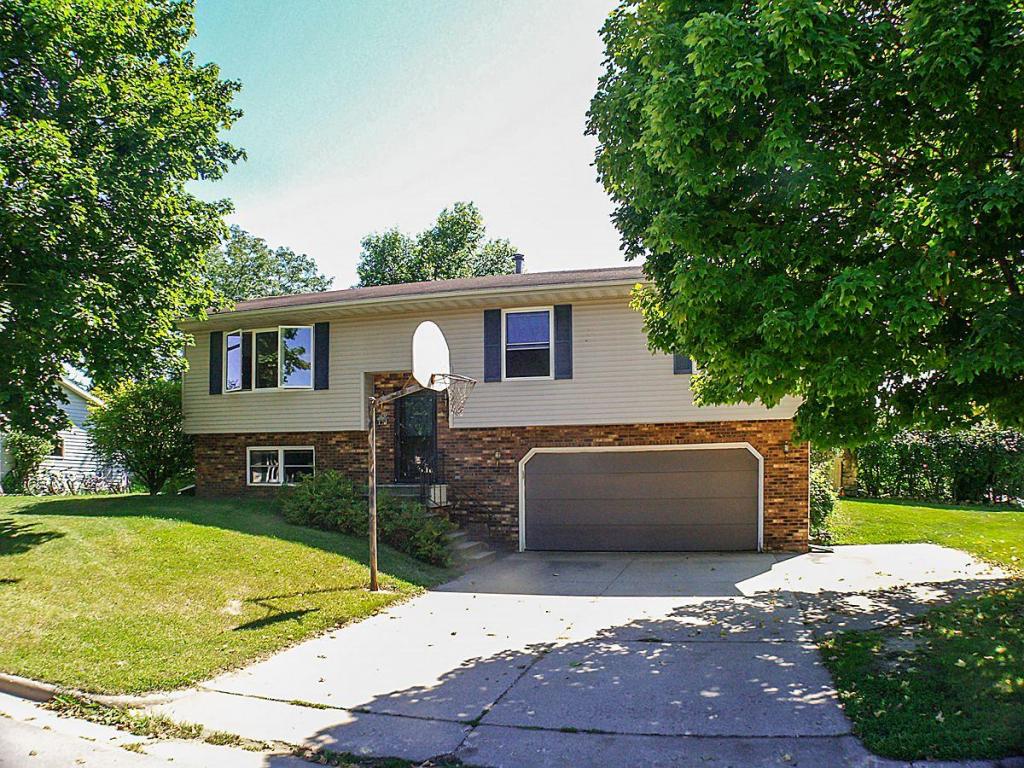 821 S 11th St, La Crescent, MN 55947 photo 1
