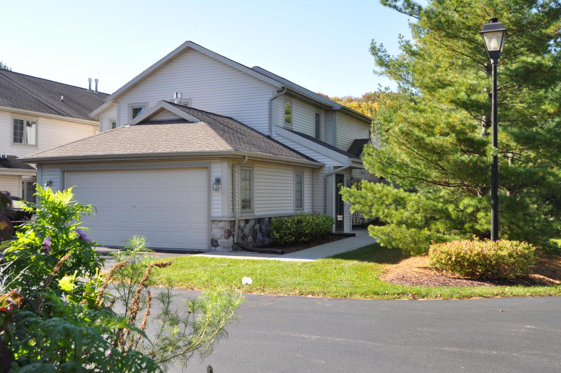 2244 Circle Rdg #E, Delafield, WI 53018 photo 1