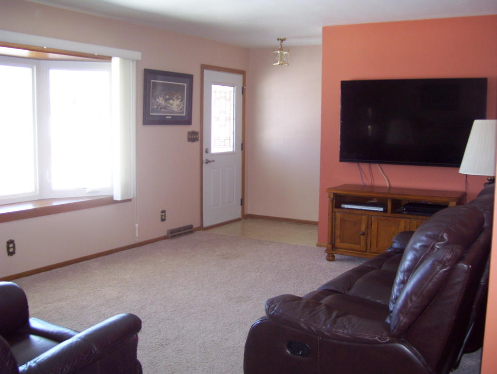 216 Oakview Dr, Slinger, WI 53086 photo 1