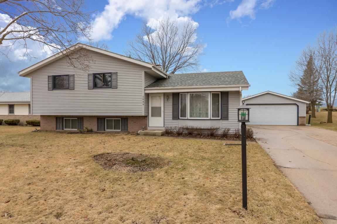 1049 S Glencrest Ct, Saukville, WI 53080 photo 1