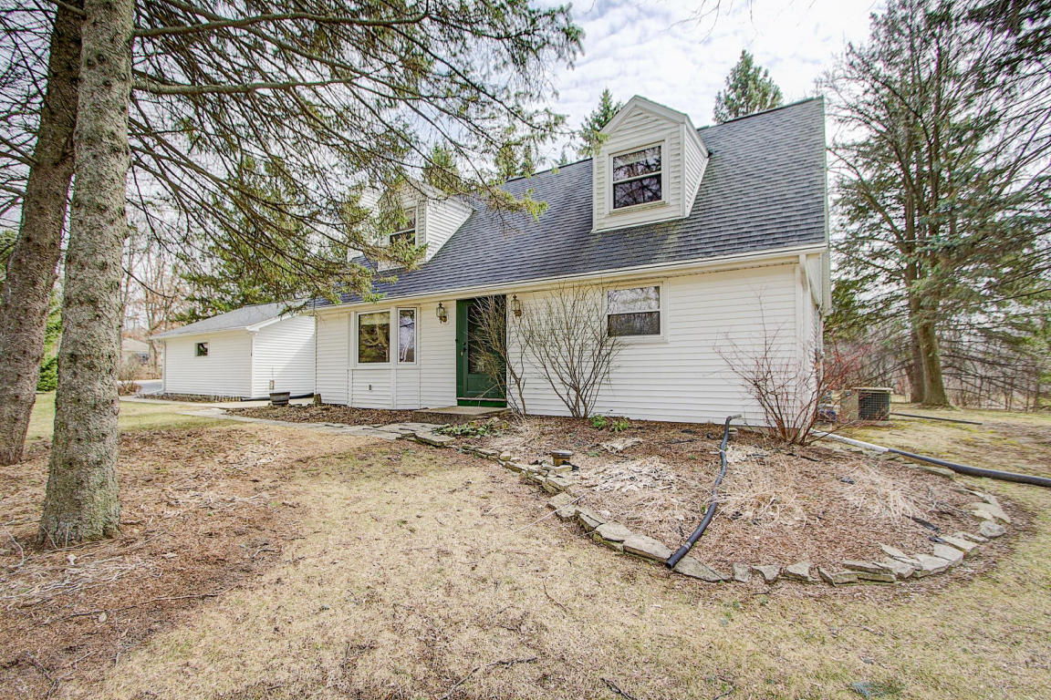 1116 W Devonshire Rd, Delafield, WI 53018 photo 1