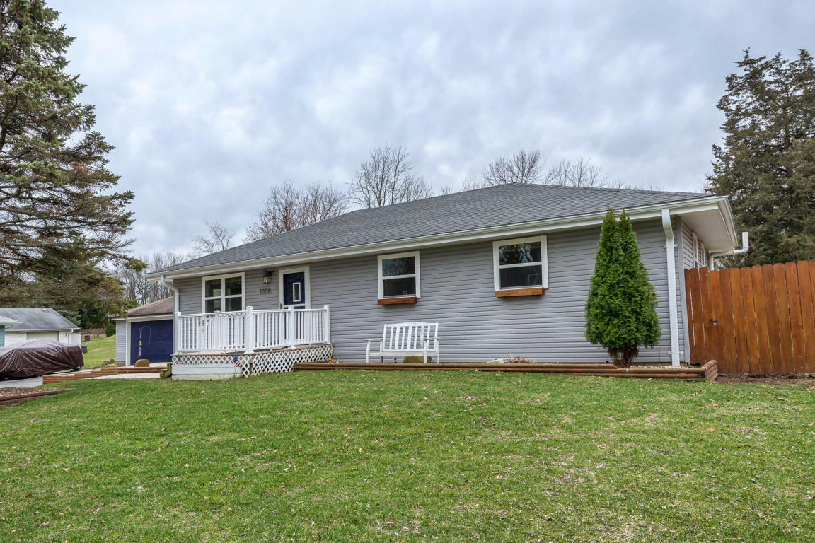 1008 Sunset Dr, Delafield, WI 53018 photo 1