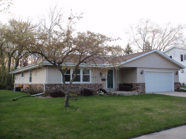 6109 Thorncrest, Greendale, WI 53129 photo 1