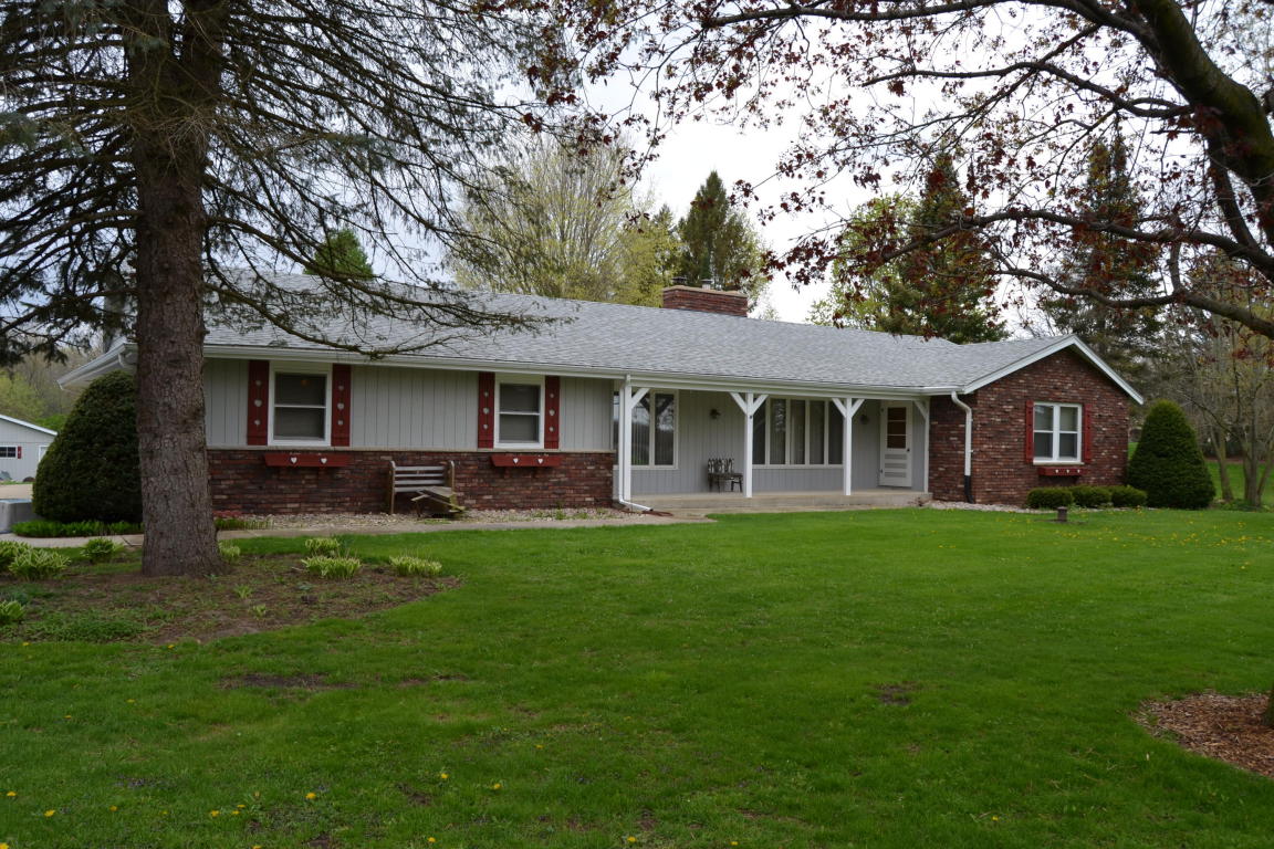 110 S River Rd, Burlington, WI 53105 photo 1