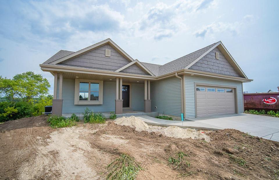 1514 Whitewater Dr, West Bend, WI 53090