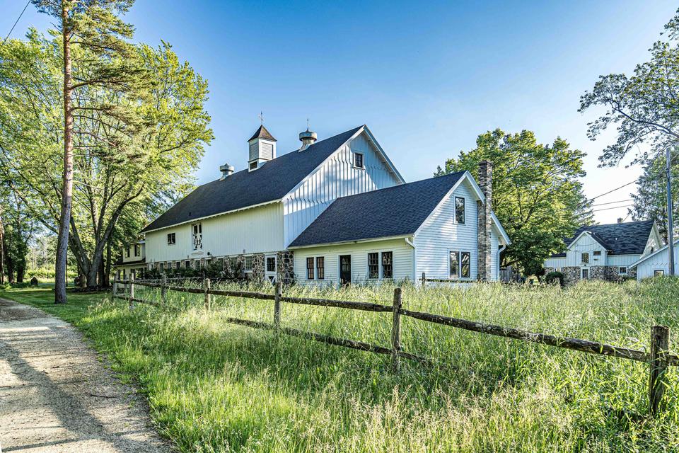 8900 W Bonniwell Rd, Mequon, WI 53097 51 Photos MLS 1646016 Movoto