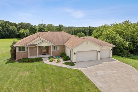 1598 Cedarview Dr, Saint Cloud, WI 53079 photo 1