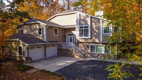 636 Highview Dr, Slinger, WI 53086 photo 1