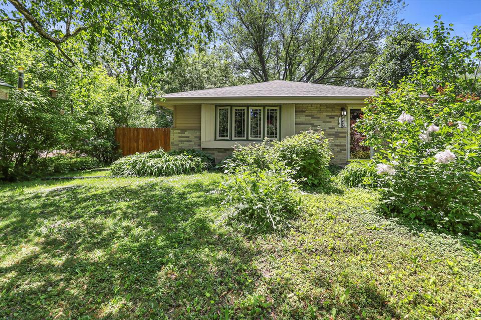 2255 W Goldcrest Ave, Milwaukee, WI 53221 33 Photos MLS 1743825