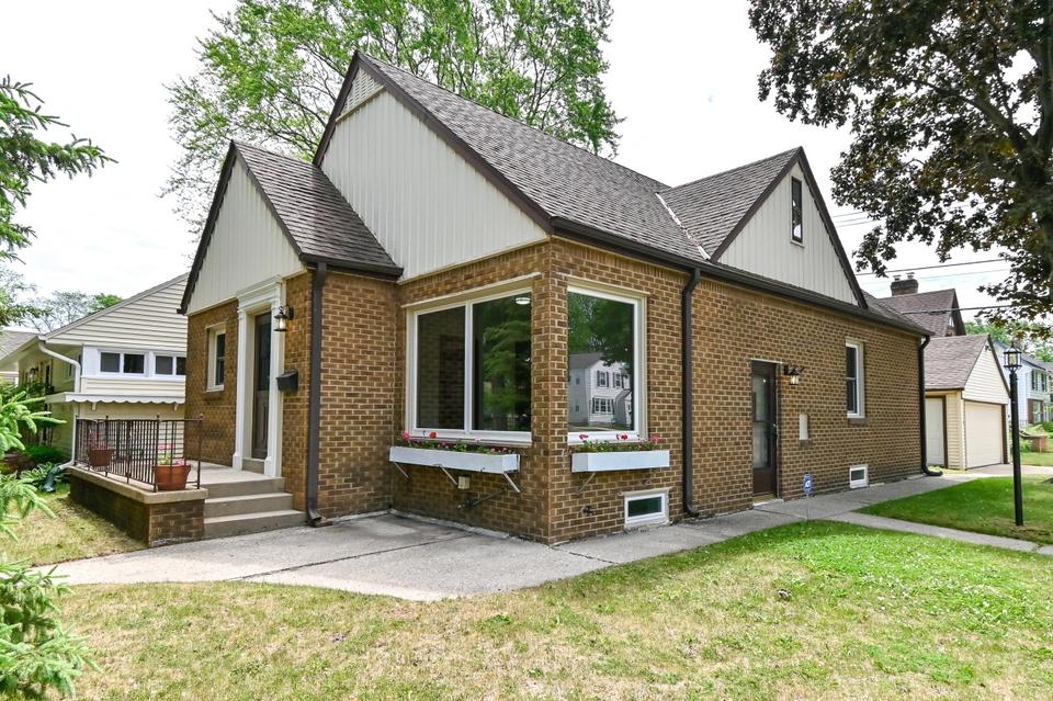 601 E Hampton Rd, Whitefish Bay, WI 53217 35 Photos MLS 1745128