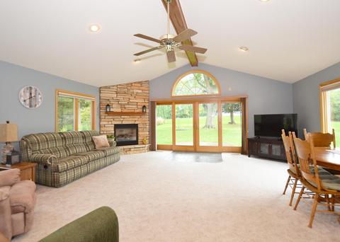 1018 Sunset Dr, Delafield, WI 53018 photo 1