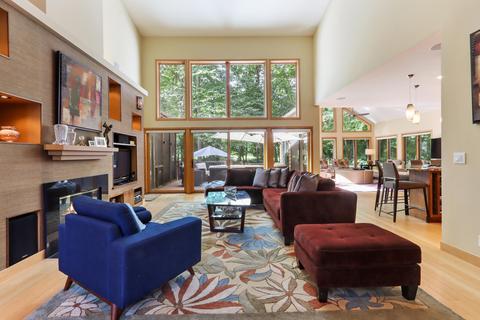 1050 Briarwood, Fontana, WI 53125