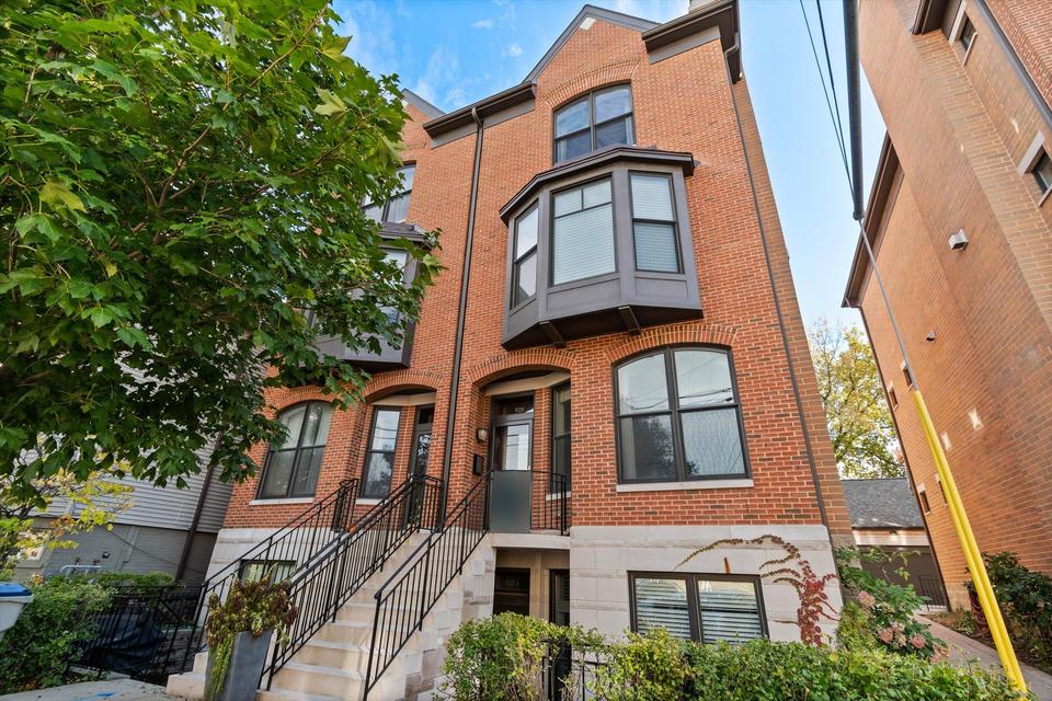  925 E Pearson, Milwaukee, WI 53202 photo 1