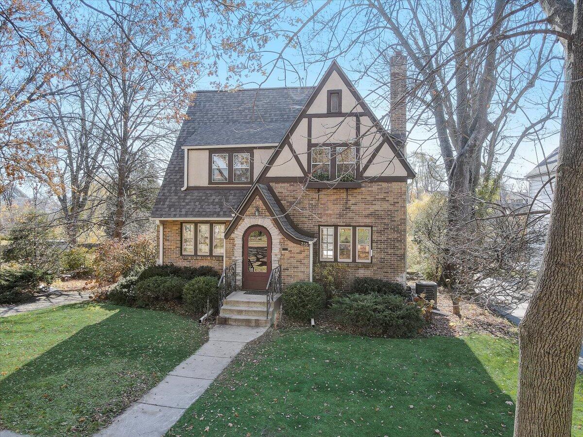 235 Woodland Ln  