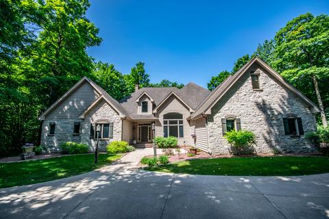 4752 Rolling Hls, Hartford, WI 53027
