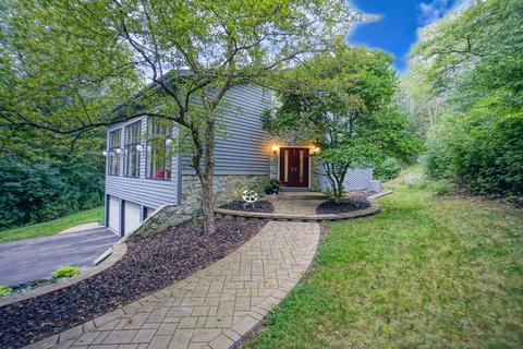 1061 N Lost Woods, Summit, WI 53066