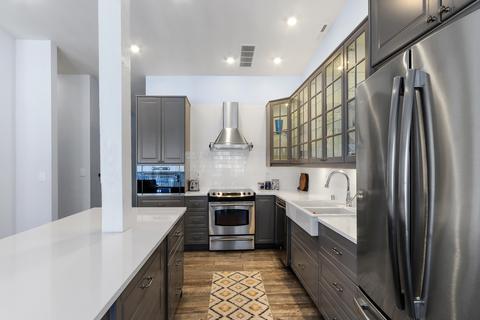 31 Abbey Villa #31D, Fontana, WI 53125